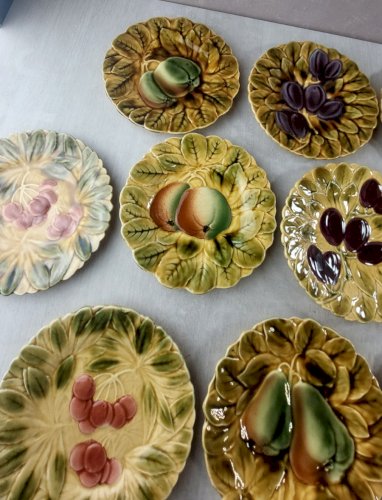 Lot de 12 assiettes à dessert, décor fruits, en barbotine de Sarreguemines