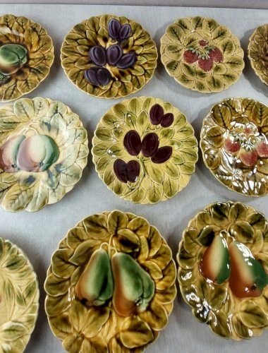 Lot de 12 assiettes à dessert, décor fruits, en barbotine de Sarreguemines