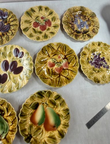 Lot de 12 assiettes à dessert, décor fruits, en barbotine de Sarreguemines