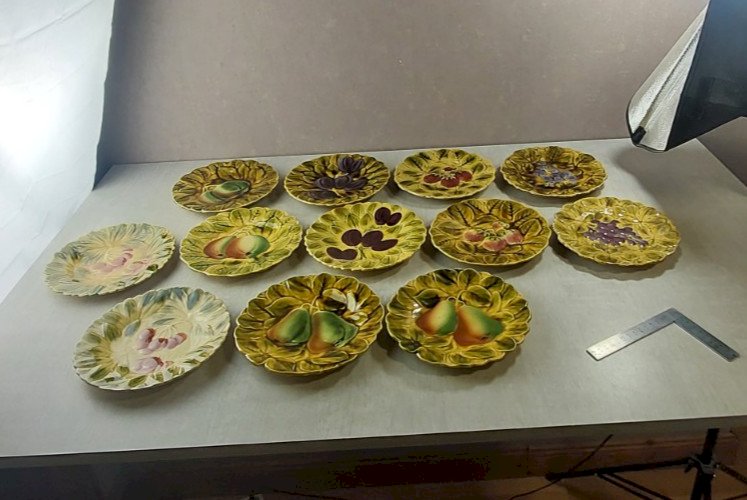 Lot de 12 assiettes à dessert, décor fruits, en barbotine de Sarreguemines