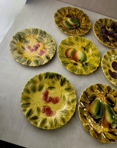 Lot de 12 assiettes à dessert, décor fruits, en barbotine de Sarreguemines