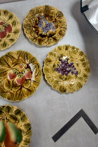 Lot de 12 assiettes à dessert, décor fruits, en barbotine de Sarreguemines