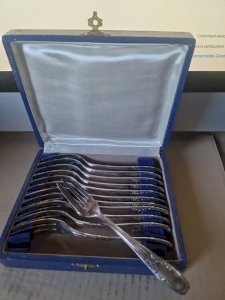 LOT DE 12 FOURCHETTES  a dessert METAL ARGENTE