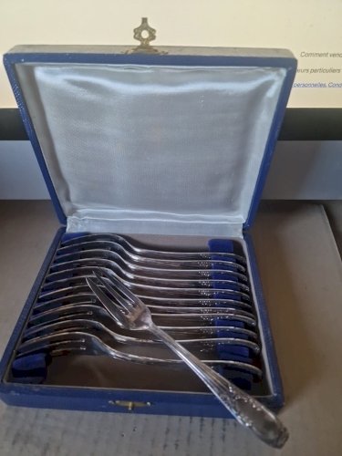LOT DE 12 FOURCHETTES  a dessert METAL ARGENTE