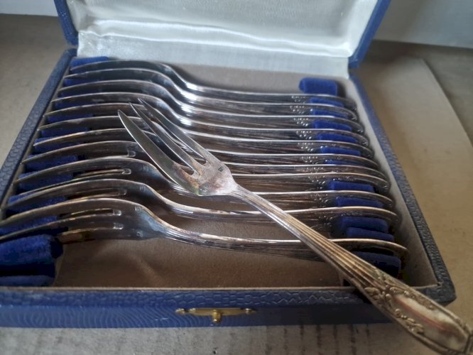 LOT DE 12 FOURCHETTES  a dessert METAL ARGENTE
