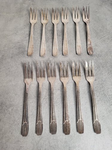 LOT DE 12 FOURCHETTES A GATEAU EN METAL ARGENTE