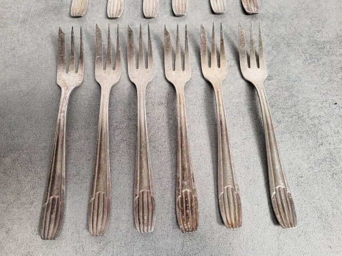 LOT DE 12 FOURCHETTES A GATEAU EN METAL ARGENTE