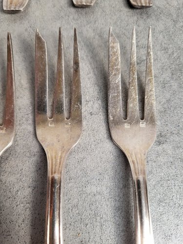 LOT DE 12 FOURCHETTES A GATEAU EN METAL ARGENTE