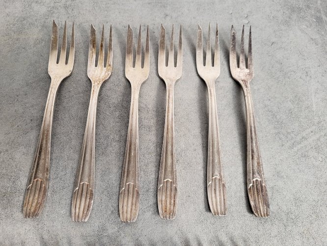LOT DE 12 FOURCHETTES A GATEAU EN METAL ARGENTE