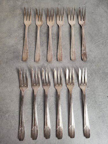 LOT DE 12 FOURCHETTES A GATEAU EN METAL ARGENTE