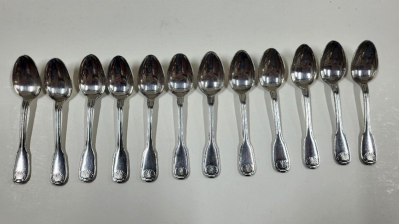 LOT DE 12 PETITES CUILLERES A MOKA CHRISTOFLE MODELE COQUILLE EN METAL ARGENTE
