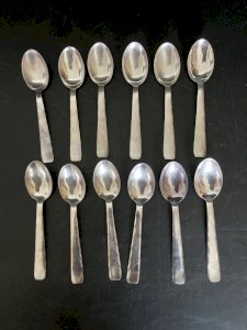 Lot de 12 petites cuilleres en métal argenté poinçon 18gr