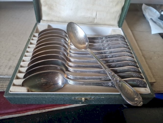 LOT DE 12 Petites  Cuilleres  METAL ARGENTE