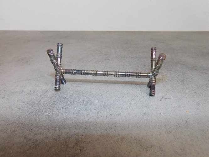 LOT DE 12 PORTE COUTEAUX EN METAL ARGENTE ET EN BOITE