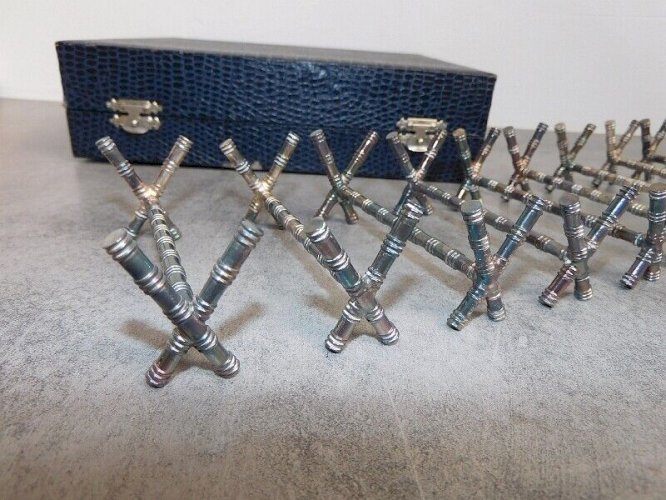 LOT DE 12 PORTE COUTEAUX EN METAL ARGENTE ET EN BOITE
