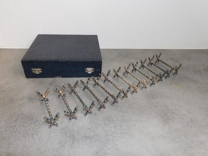 LOT DE 12 PORTE COUTEAUX EN METAL ARGENTE ET EN BOITE