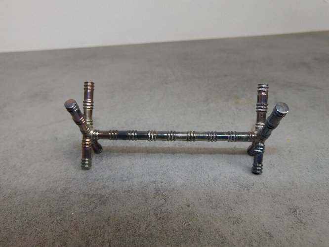 LOT DE 12 PORTE COUTEAUX EN METAL ARGENTE ET EN BOITE