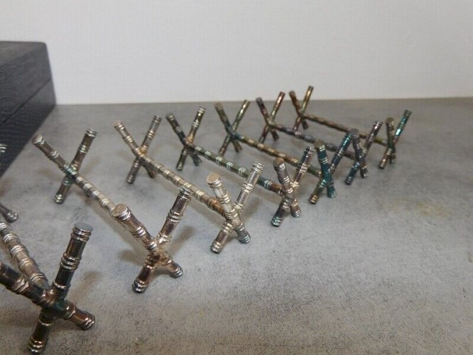 LOT DE 12 PORTE COUTEAUX EN METAL ARGENTE ET EN BOITE
