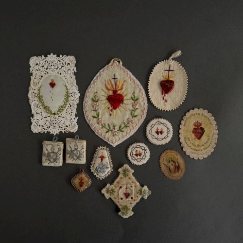 Lot de 12 tissus religieuses en tissus brodés XIXe A5777