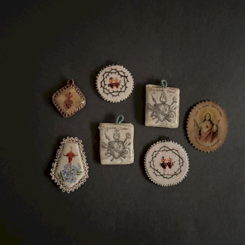 Lot de 12 tissus religieuses en tissus brodés XIXe A5777