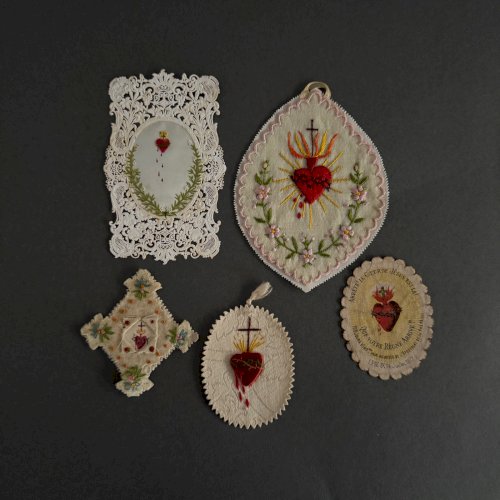 Lot de 12 tissus religieuses en tissus brodés XIXe A5777