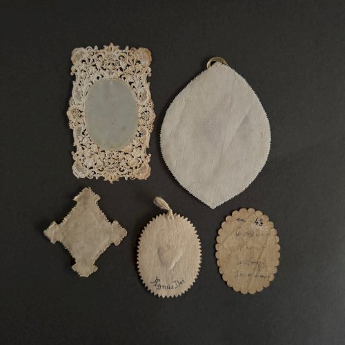 Lot de 12 tissus religieuses en tissus brodés XIXe A5777