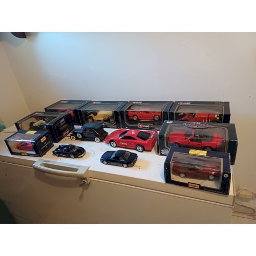 Lot de 12 Voitures Burago Métal