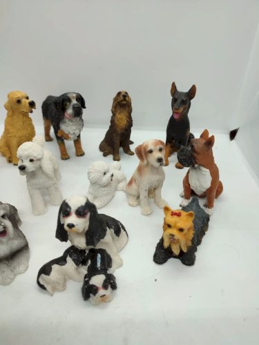 Lot de 13 chiens de différentes races en résine en tres bon etat