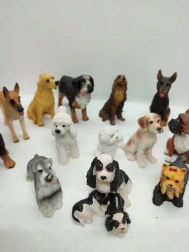 Lot de 13 chiens de différentes races en résine en tres bon etat
