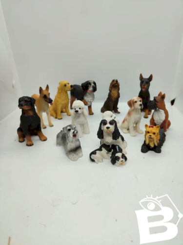 Lot de 13 chiens de différentes races en résine en tres bon etat