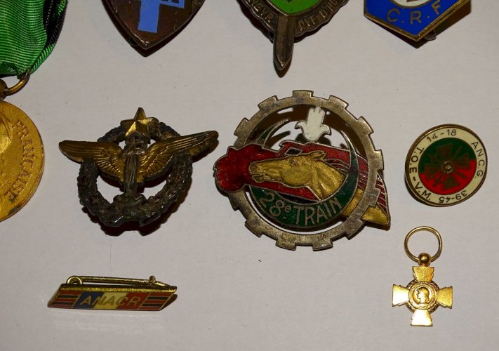 -LOT de 13 INSIGNES PUCELLES MEDAILLES ANCIENNES COLLECTION MILITARIA VITRINE  D
