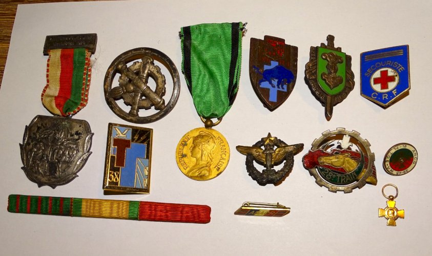 -LOT de 13 INSIGNES PUCELLES MEDAILLES ANCIENNES COLLECTION MILITARIA VITRINE  D