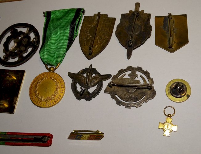 -LOT de 13 INSIGNES PUCELLES MEDAILLES ANCIENNES COLLECTION MILITARIA VITRINE  D