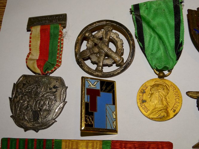 -LOT de 13 INSIGNES PUCELLES MEDAILLES ANCIENNES COLLECTION MILITARIA VITRINE  D