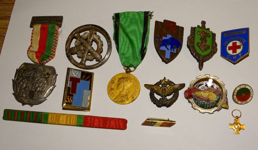 -LOT de 13 INSIGNES PUCELLES MEDAILLES ANCIENNES COLLECTION MILITARIA VITRINE  D