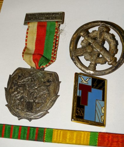 -LOT de 13 INSIGNES PUCELLES MEDAILLES ANCIENNES COLLECTION MILITARIA VITRINE  D