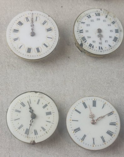 Lot de 14 anciens mouvements / mécanismes + cadrans de montres émaillés