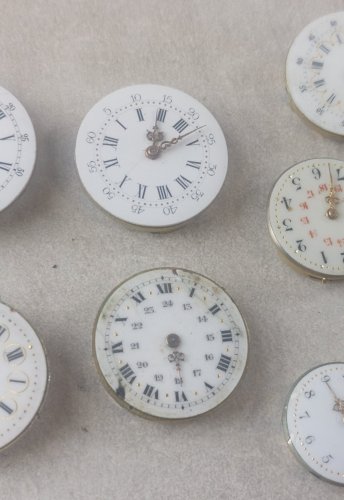 Lot de 14 anciens mouvements / mécanismes + cadrans de montres émaillés