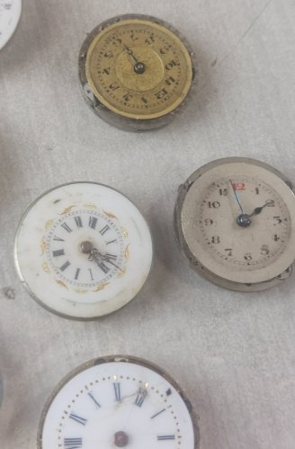 Lot de 14 anciens mouvements / mécanismes + cadrans de montres émaillés