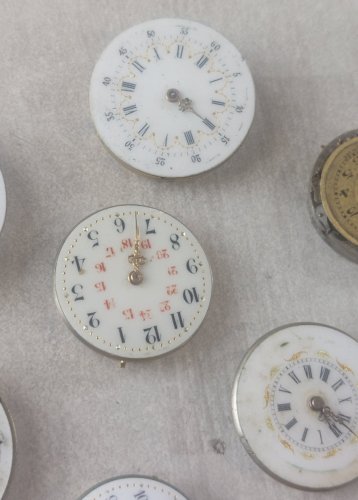 Lot de 14 anciens mouvements / mécanismes + cadrans de montres émaillés