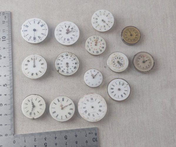 Lot de 14 anciens mouvements / mécanismes + cadrans de montres émaillés