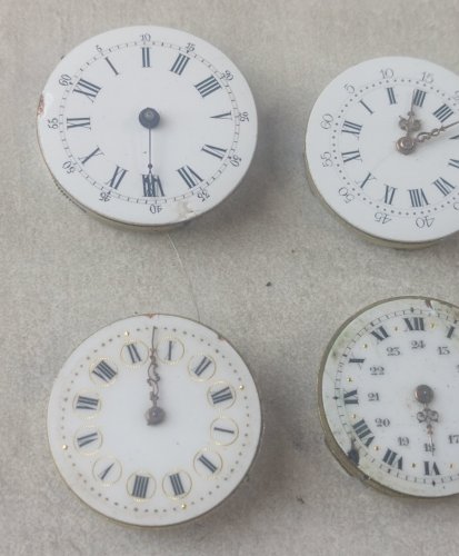 Lot de 14 anciens mouvements / mécanismes + cadrans de montres émaillés
