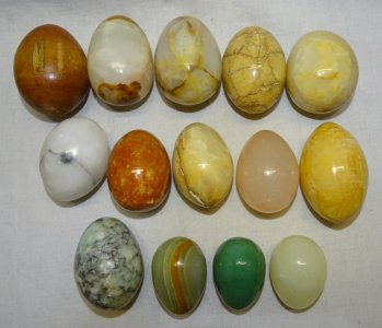 -LOT de 14 OEUFS EN DIFFERENTES MATIERES DONT MARBRE ONYX BOIS etc...  D