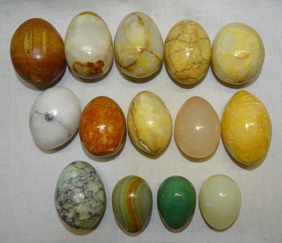 -LOT de 14 OEUFS EN DIFFERENTES MATIERES DONT MARBRE ONYX BOIS etc...  D
