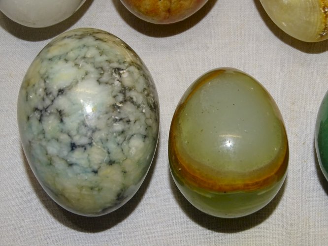 -LOT de 14 OEUFS EN DIFFERENTES MATIERES DONT MARBRE ONYX BOIS etc...  D