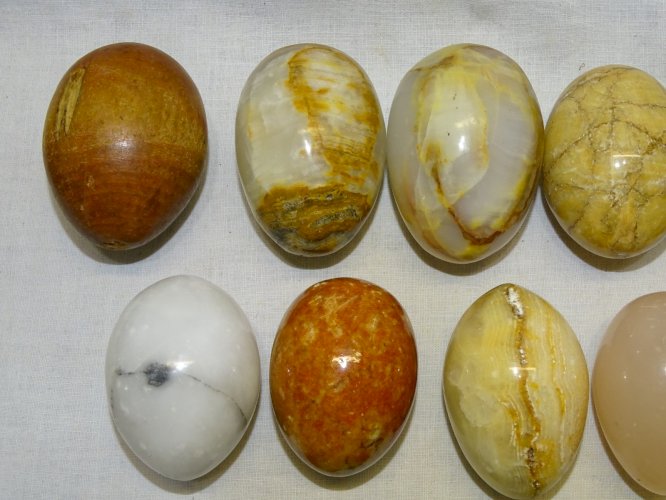 -LOT de 14 OEUFS EN DIFFERENTES MATIERES DONT MARBRE ONYX BOIS etc...  D