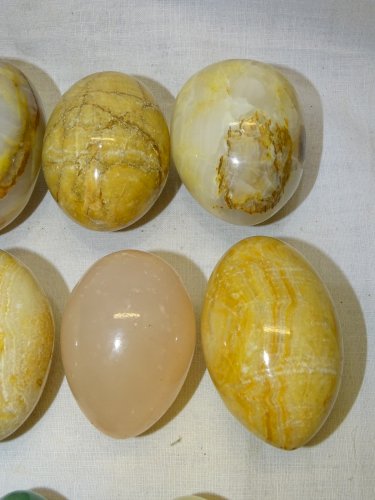 -LOT de 14 OEUFS EN DIFFERENTES MATIERES DONT MARBRE ONYX BOIS etc...  D