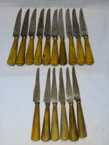 - LOT de 16 COUTEAUX de TABLE MANCHES CORNES LAMES GRAVEES JEANNE D'ARC  D