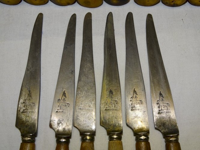 - LOT de 16 COUTEAUX de TABLE MANCHES CORNES LAMES GRAVEES JEANNE D'ARC  D