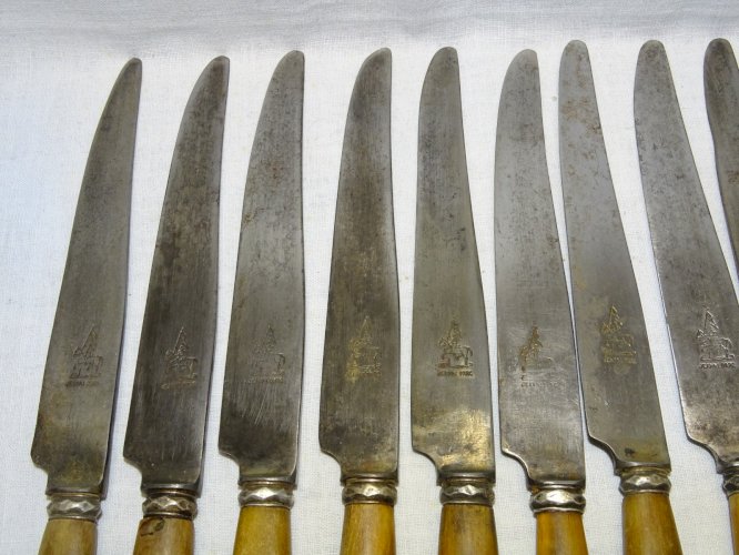 - LOT de 16 COUTEAUX de TABLE MANCHES CORNES LAMES GRAVEES JEANNE D'ARC  D